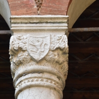 Capitello con stemma casa Romei Ferrara - Nicola Quirico