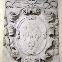 Stemma del cardinale antonio barberini in pietra d'istria, dalla porta catena, xvii secolo - Sailko