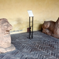 Casa romei, cortile, loggia 05 coppia di leoni del xiv in rosso veronese, da pal. prosperi sacrati - Sailko
