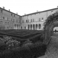 Il giardino con labirinto e il palazzo - Antonella Balboni - Ferrara (FE)