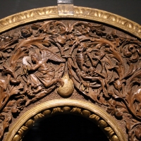 Intagliatore attivo a ferrara, cornice per specchio, 1505-10 ca. (v&amp;a) 02 angelo e scheletro - Sailko - Ferrara (FE)