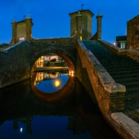 Ponte dei Trepponti nell'ora blu - Vanni Lazzari - Comacchio (FE)