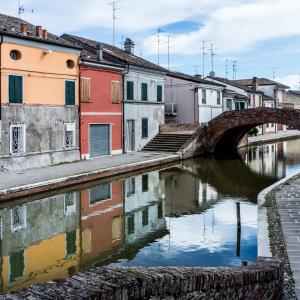 Nel centro storico di Comacchio - Ponte San Pietro - Vanni Lazzari