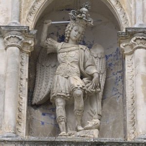 Statua di San Michele Arcangelo sulla facciata del Santuario a lui dedicato - Simone Antonazzo / ENIT SpA