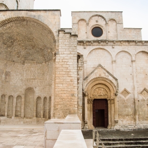 Battistero di San Giovanni in Tumba, esterno con la chiesa di San Pietro - ENIT SpA