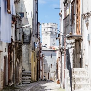 Una stradina di Vico del Gargano; sullo sfondo, la torre d'angolo del Palazzo Della Bella - Simone Antonazzo / ENIT SpA