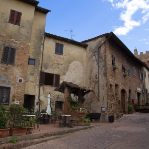 La via Giovanni Boccaccio con il Palazzo Pretorio al fondo della strada - Simone Antonazzo / ENIT SpA
