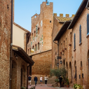 Certaldo, via Rivellino con vista sul Palazzo Pretorio - Simone Antonazzo / ENIT SpA