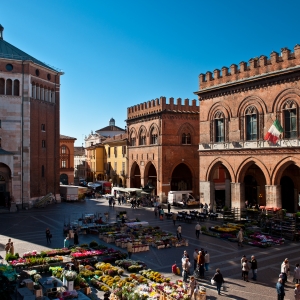 Cremona - Piazza del Comune con Battistero, Loggia dei Militi e Palazzo del Comune - inLombardia