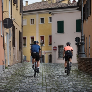 Ciclisti in un borgo - Terrabici