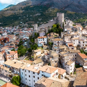 Vista aerea di Itri con il castello che sovrasta l'abitato - ENIT SpA