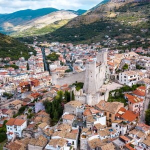 Vista aerea di Itri con il castello che sovrasta l'abitato - ENIT SpA