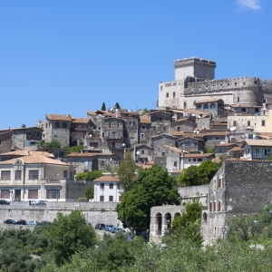 View of Sermoneta with the Caetani Castle overlooking the town - Simone Antonazzo / ENIT SpA