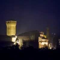 Castello di Levizzano Rangone visto da via Sapiana di notte ver1 - Steqqq - Castelvetro di Modena (MO)