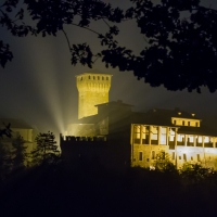 Castello di Levizzano Rangone visto da via Sapiana di notte ver2 - Steqqq - Castelvetro di Modena (MO)