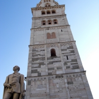 Torre Ghirlandina di Modena dal basso 2 - Matteolel