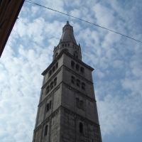 Torre Ghirlandina from Piazza Torre - Alien life form
