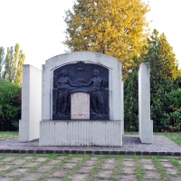 Monumento ai caduti in piazza Leonardo da Vinci - B.elena