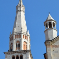 Ghirlandina e una delle torrette sulla facciata del Duomo foto di Valeriamaramotti