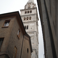 Duomo di Modena, veduta della torre campanaria da una via adiacente - Giuch86