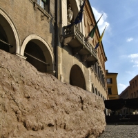 Scorcio del Palazzo Comunale con la Pedra Ringadora - Giorgia Violini - Modena (MO)
