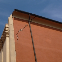 Parete laterale danno 2 terremoto 20-05-2012, Oratorio di Santa Croce - San Felice sul Panaro - Mimmo Ferrari