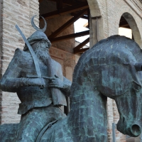 Cavalieri in piazza davanti alla rocca - Mauro Riccio - Vignola (MO)