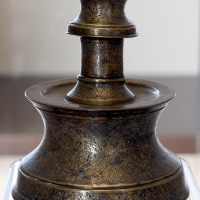 Manifattura anatolica, candeliere in metallo inciso e ageminato, 1290-1310 ca - Sailko - Modena (MO)