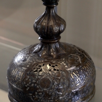 Manifattura siriana o egiziana, coperchio di bruciaprofumi in ottone con intarsi in argento, xiii-xiv secolo - Sailko - Modena (MO)