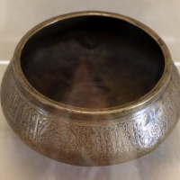 Manifattura siriana o egiziana, periodo mamelucco, ciotola con medaglioni, in ottone ageminato in argento, 1300-50 ca - Sailko - Modena (MO)