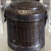 Manifattura siriana o egiziana, scatola cilindrica con coperchio, in ottone ageminato in argento, 1300-50 ca - Sailko - Modena (MO)