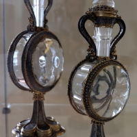 Manifattura veneziana, coppia di fiasche, in cristallo di rocca, argento e smalti, xv secolo - Sailko - Modena (MO)