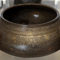 Shiraz, ciotola sbalzata, ottone ageminato, 1305 - Sailko - Modena (MO)