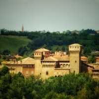 20170515140736-01 veduta Rocca con sulle alture il campanile di Castelvetro - Massimo F. Dondi