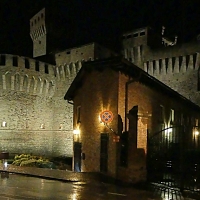 20170914225809-01 veduta notturna della Rocchetta con il centro di documentazione fondazione Rocca di Vignola - Massimo F. Dondi - Vignola (MO)
