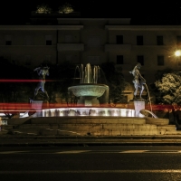 La sera sfila fra le fontane di Modena