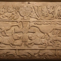 Lastra con la croce e animali affrontati, ix secolo 2