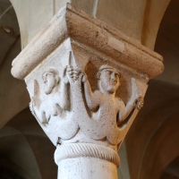 Duomo di modena, interno, capitello della cripta con sirena bicaudata maschile e femminile, scuola lombarda del 1099-1100 - Sailko - Modena (MO)