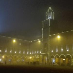 Palazzo comunale a festa tra la nebbia - LuisaMelotti