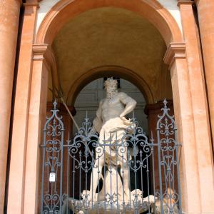 Palazzo Ducale (Sassuolo), statua della facciata 05 - Mongolo1984