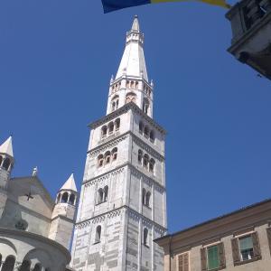 Torre Ghirlandina, fra Palazzo Comunale e Duomo - Massimocosti