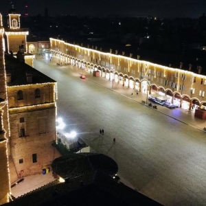 Palazzo dei Pio - Natale 2022 - foto aerea di Piazza Martiri e del portico lungo foto di: |Fabrizio Bizzarri| - https://www.facebook.com/fabrizio.bizzarri.3910/