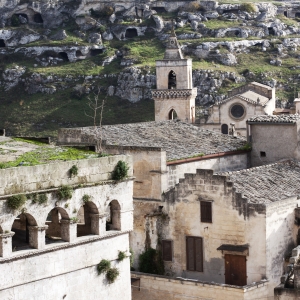 Tra i Sassi di Matera, si scorge la Chiesa di San Pietro Caveoso - Simone Antonazzo / ENIT SpA