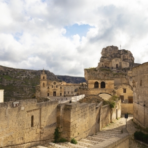 Sassi di Matera. Sullo sfondo, la Chiesa di San Pietro Caveoso e la Chiesa di Santa Maria di Idris - Simone Antonazzo / ENIT SpA