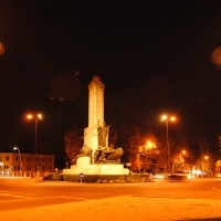 Monumento ai pontieri in notturna - Phabius - Piacenza (PC)