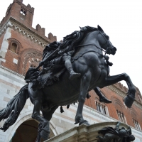 Statue equestri e palazzo Gotico - Wikyu - Piacenza (PC)
