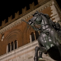 Statua equestre e palazzo gotico - Filmarche - Piacenza (PC)