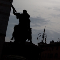 Statua equestre di destra al tramonto - Filmarche - Piacenza (PC) 
