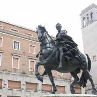Statua equestre di sinistra in piazza cavalli - Filmarche - Piacenza (PC)
