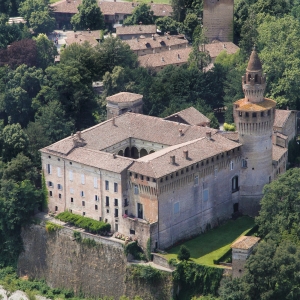 Castello di Rivalta - Veduta del  castello e del borgo foto di: |Giulia Pilotta| - Fondazione Zanardi Landi